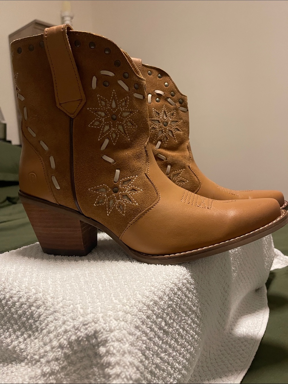 New Dingo Old Town Cowboy Boots Women’s 9.5 Camel Leather Suede Studded Flower